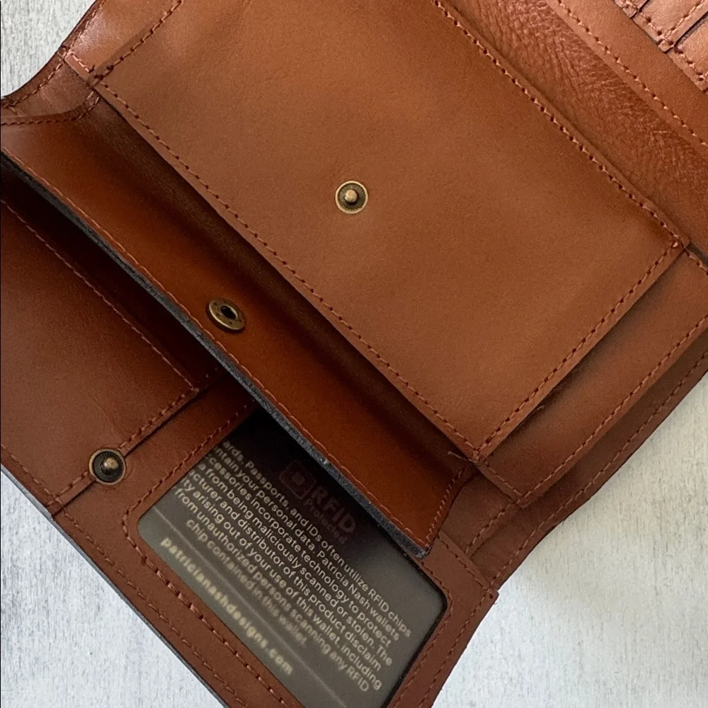 Patricia Nash Terresa Distressed Vitg Clutch Trifold Wallet Tan